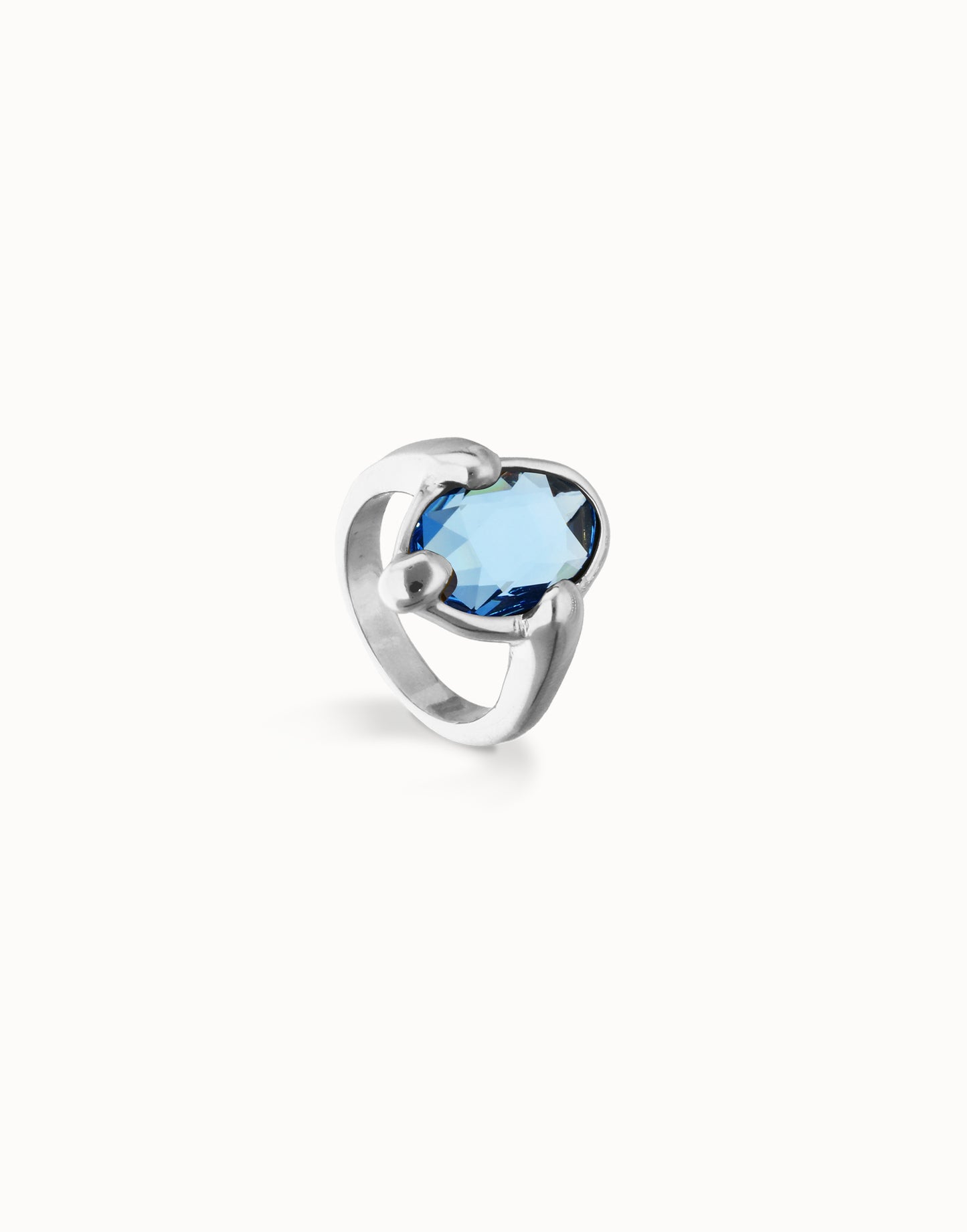 Ring with blue oval faceted crystal