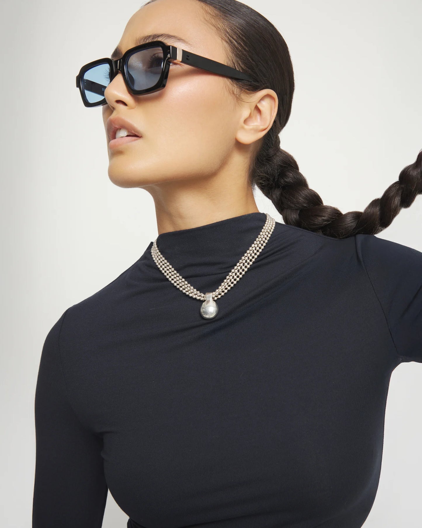 Short necklace with silver threads and large sphere