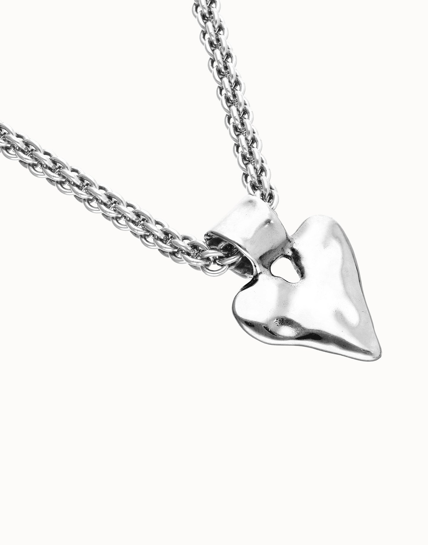 Necklace with thick chain and heart detail
