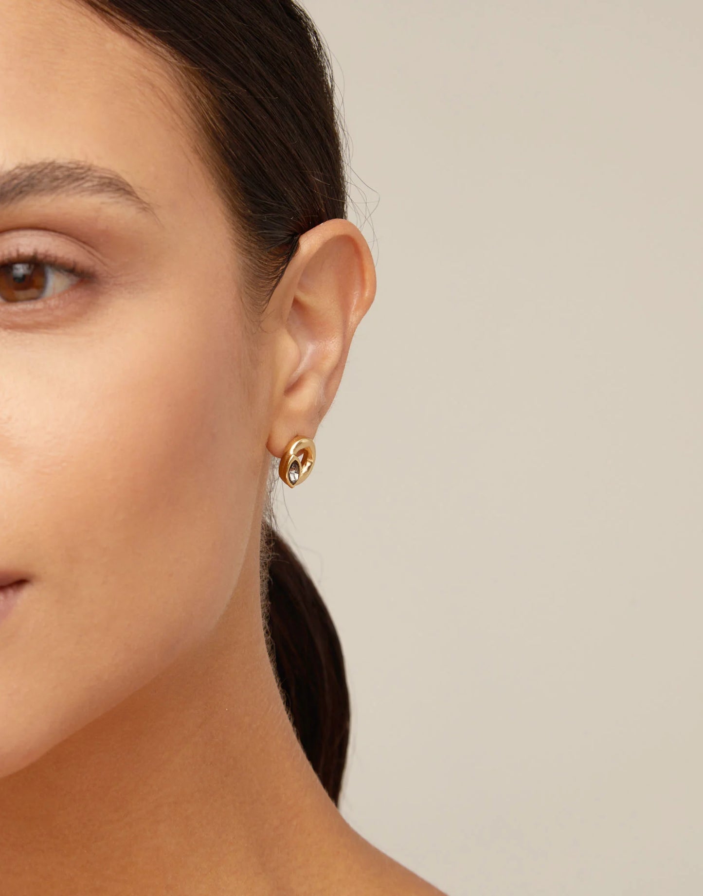 STUD OVAL EARRINGS WITH LIGHT GREY CRYSTAL