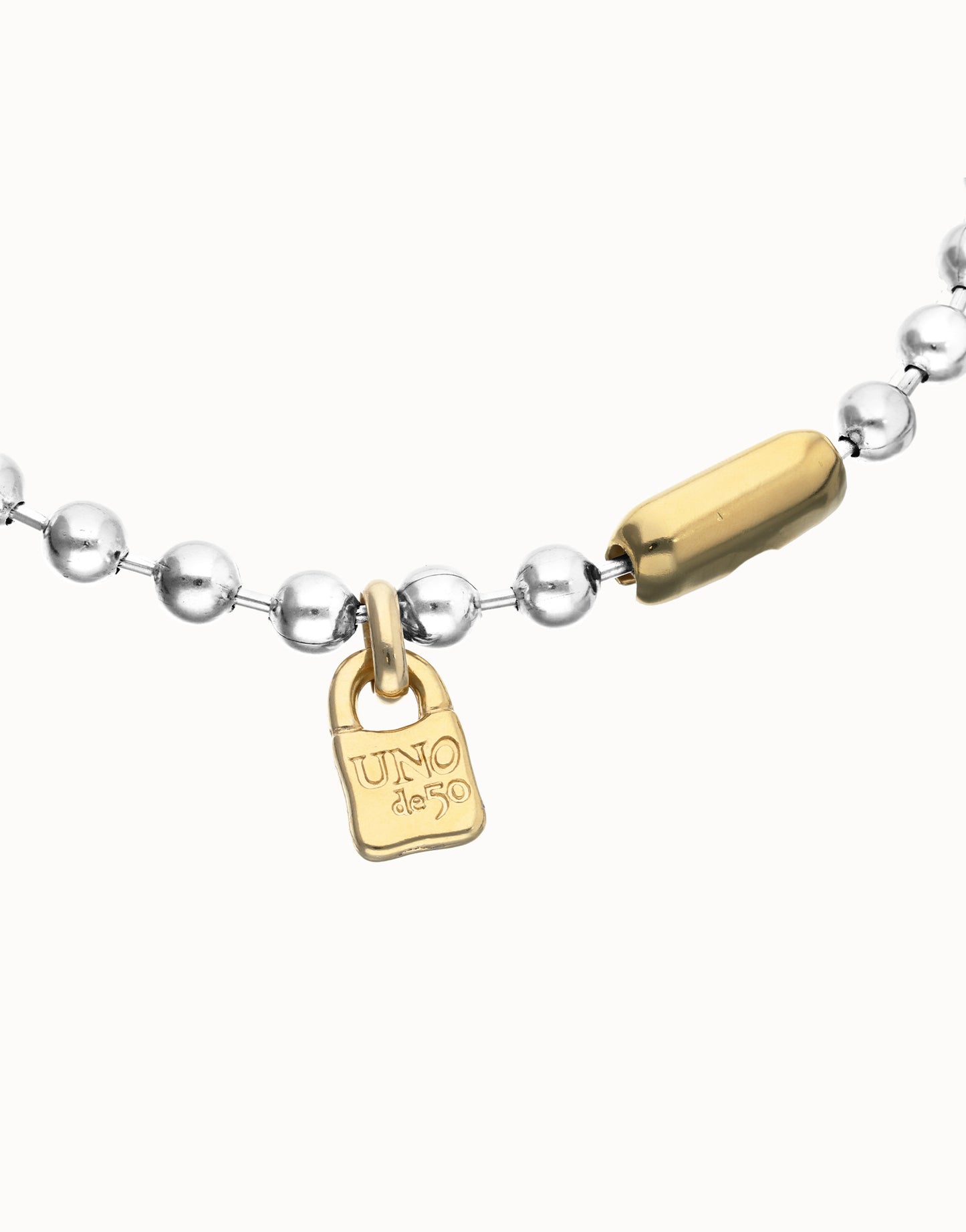 Bead necklace with contrasting accents