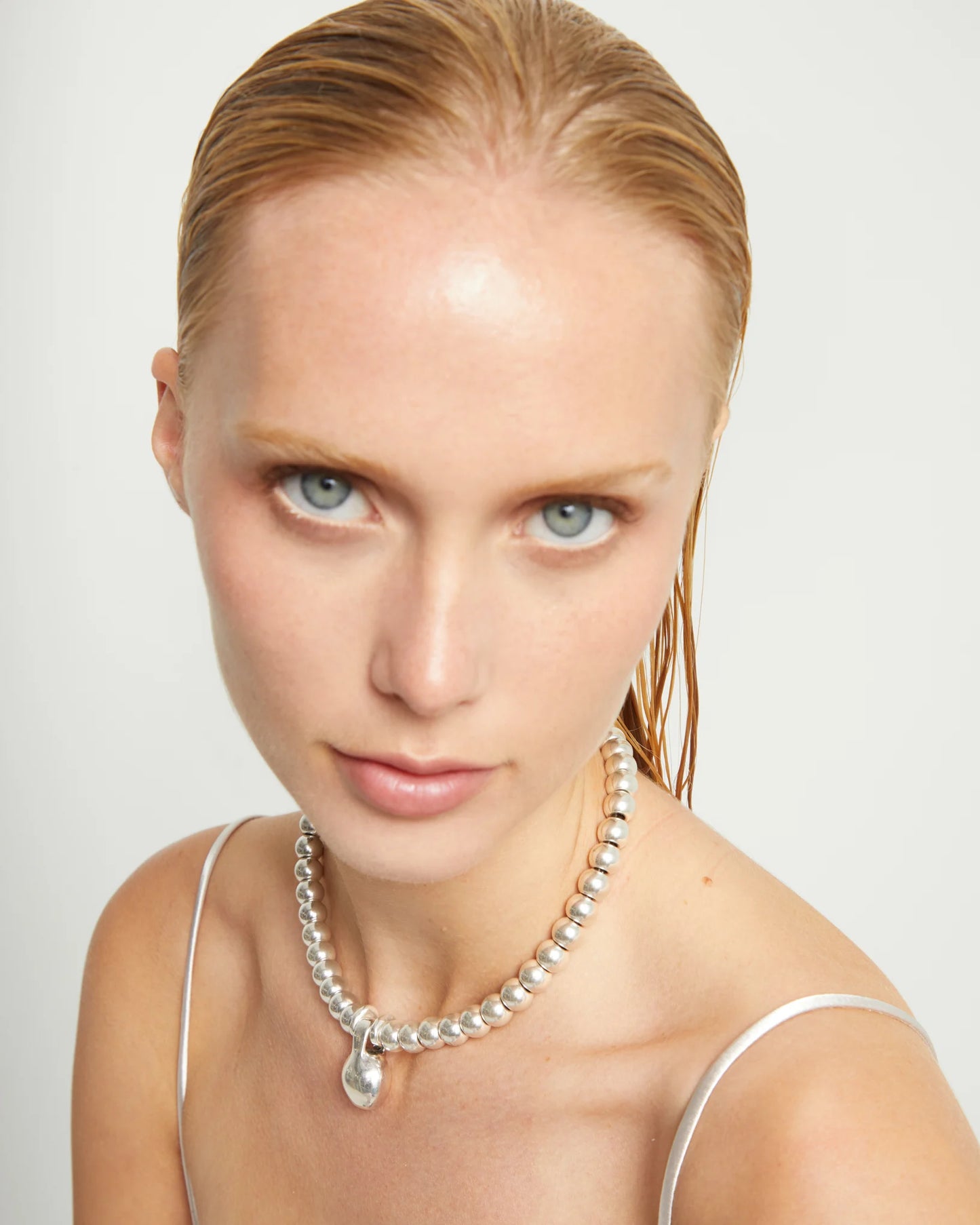 Short beaded necklace with medium and a large sphere