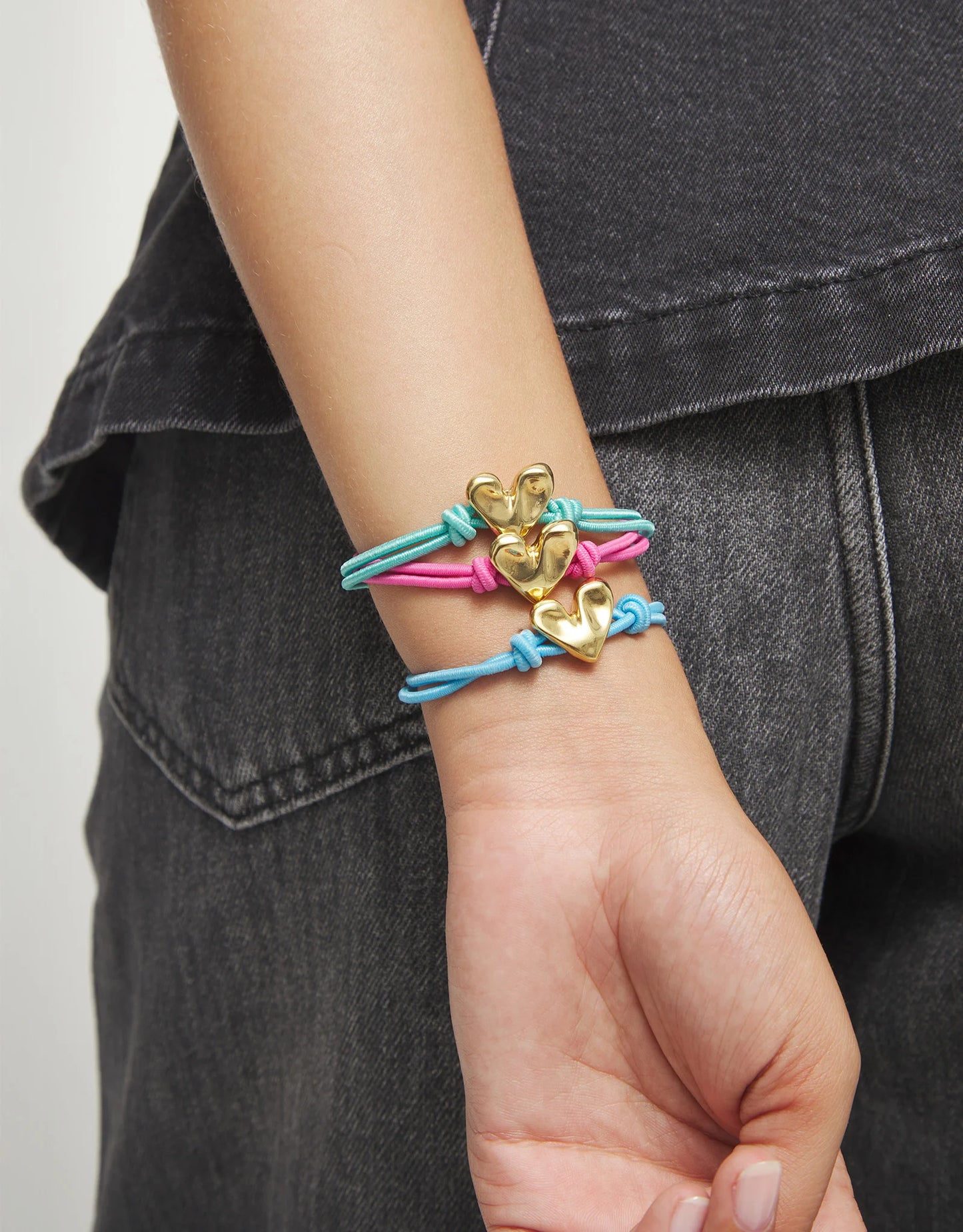 Pink elastic thread bracelet with heart charm