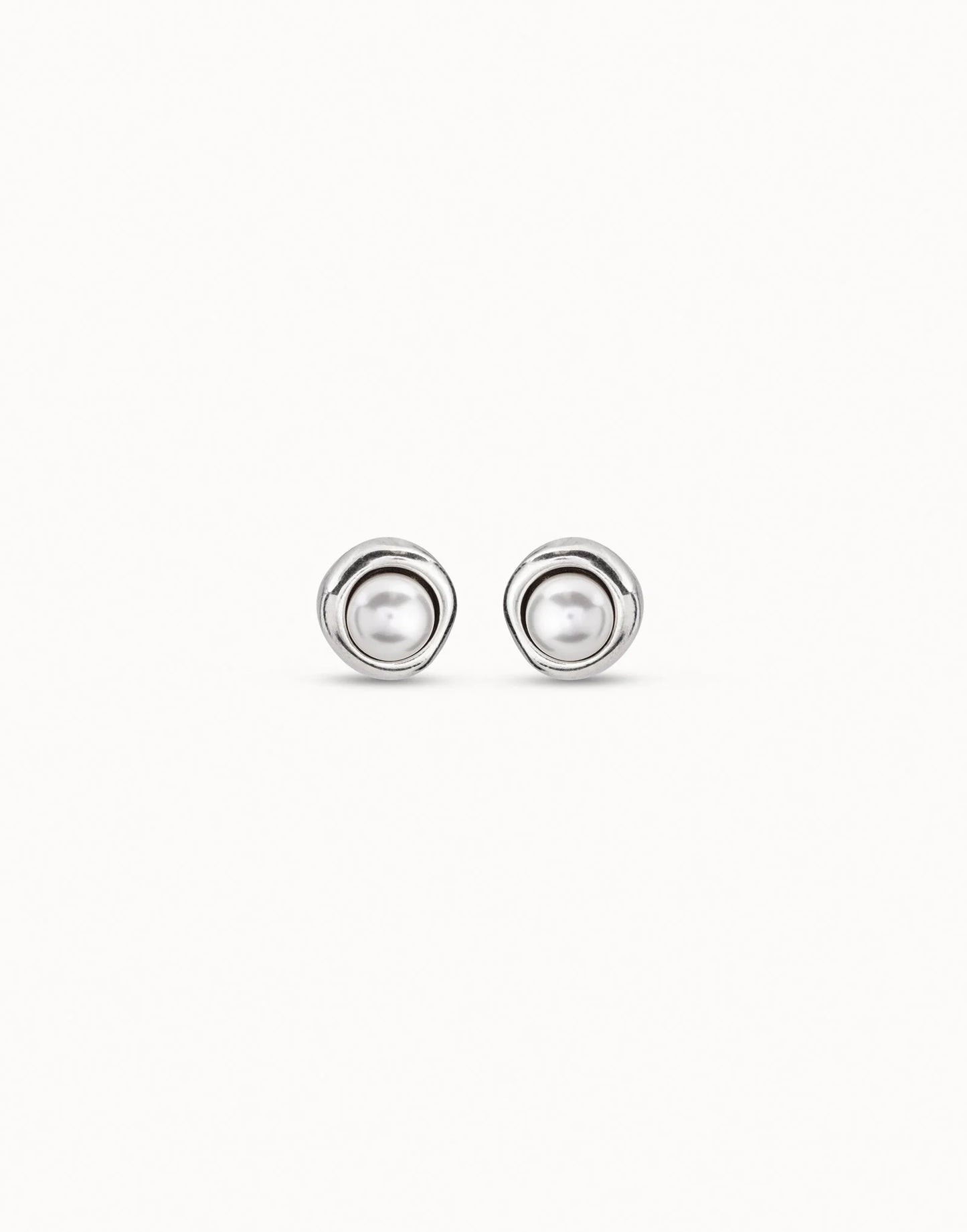Stud earrings with pearl
