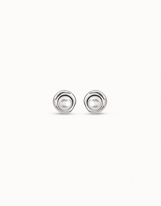 Stud earrings with pearl
