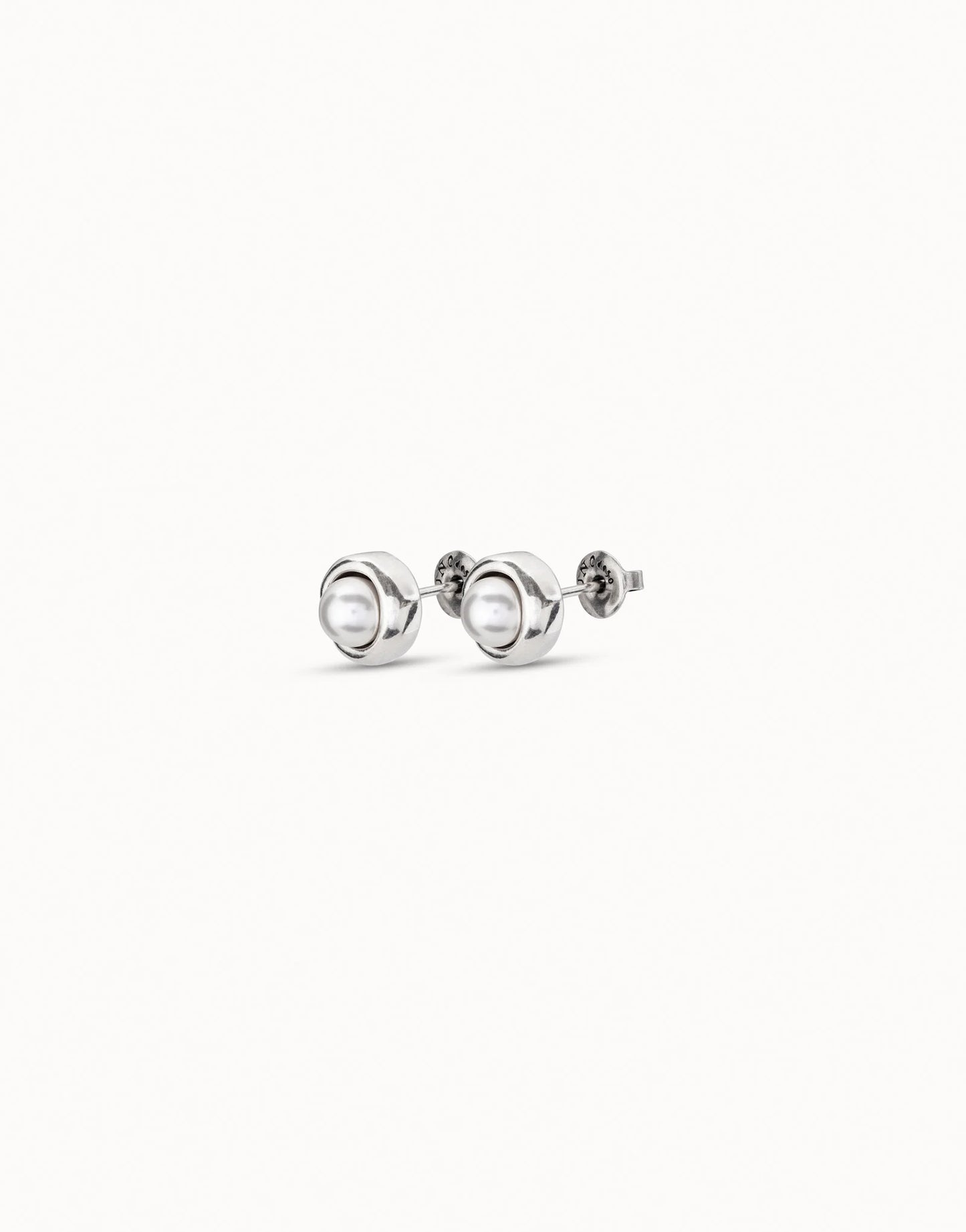 Stud earrings with pearl