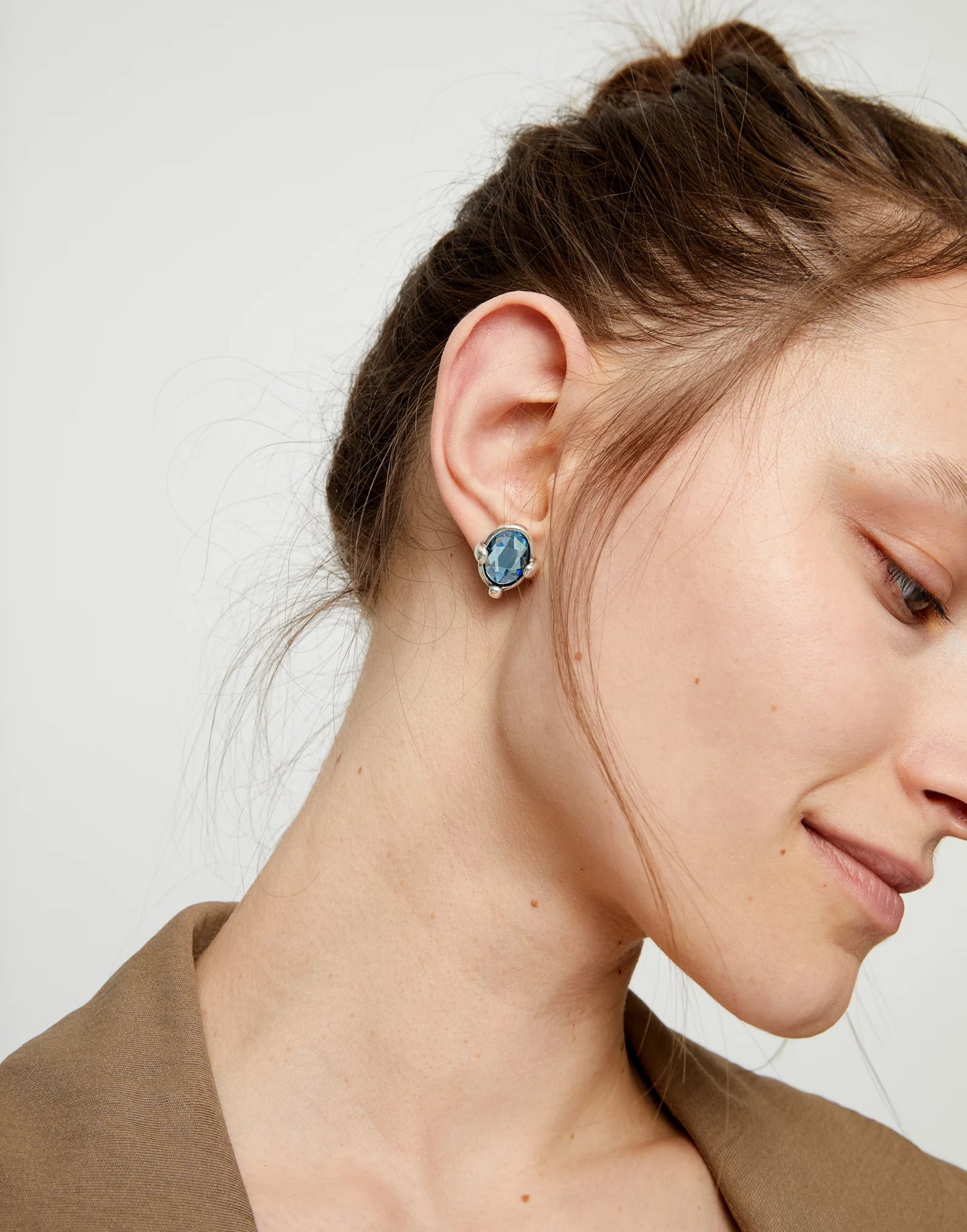 Studs with blue oval faceted crystals