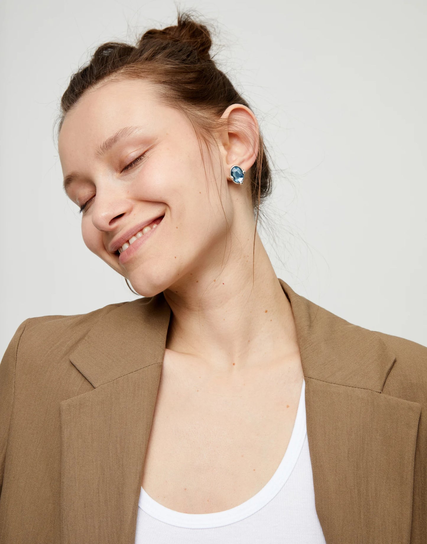Studs with blue oval faceted crystals