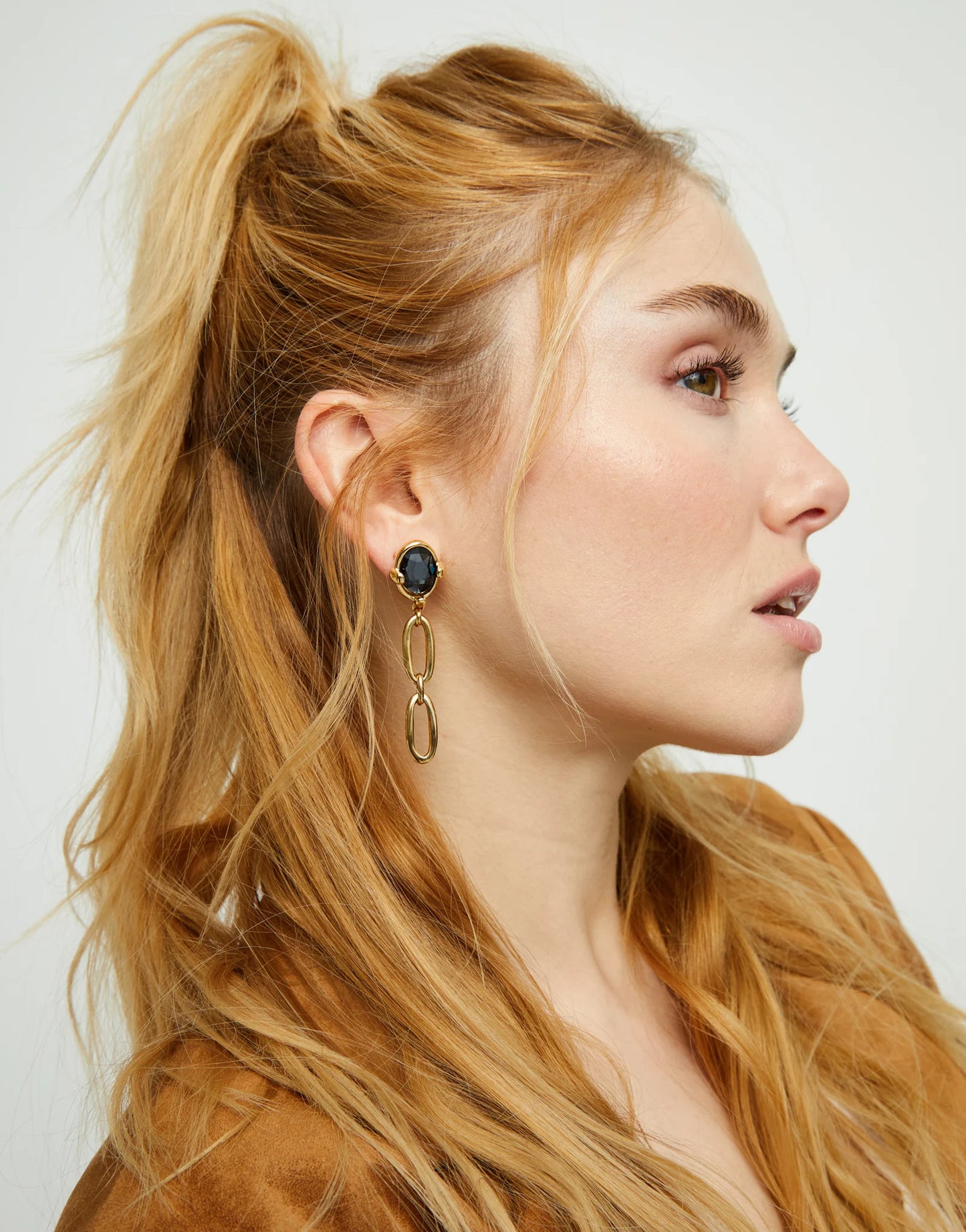 Drop earrings with faceted black crystal and links